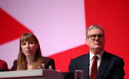 Telegraph узнал, кто готовит заговор против премьера Британии