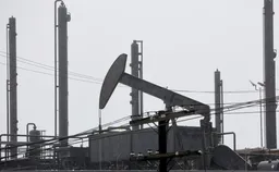 Рубль пытается расти на фоне скачка Brent к отметке $100/барр