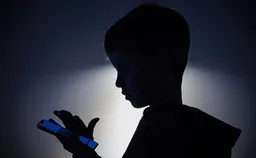 Аналитики назвали заработки мошенников на атаках против детей в России