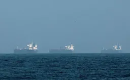 Cтраны Персидского залива резко сократили добычу нефти