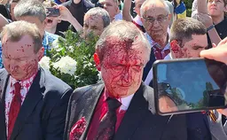 К 13 годам колонии заочно приговорили украинку, облившую российского посла в Польше свекольным соком