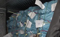 На этой неделе в центре Будапешта полиция остановила два небольших автофургона, в которых обнаружили более 40 миллионов долларов и 35 миллионов евро наличными и 9 килограммов золотых слитков