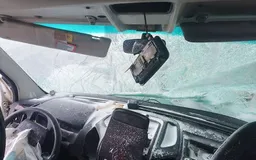 11 человек пострадали при столкновении микроавтобуса с грузовиков в Красноярском крае