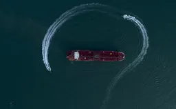 Подсанкционные танкеры прошли через Ормузский пролив вопреки блокаде США