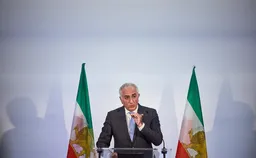 Наследник шаха Ирана призвал Трампа вмешаться, «чтобы режим рухнул»