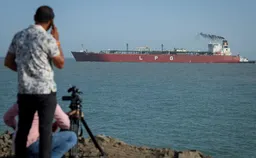 Макрон: Франция не станет участвовать в операциях по разблокированию Ормузского пролива