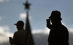 Путин подписал закон, обязывающий российских операторов отключать связь по требованию ФСБ