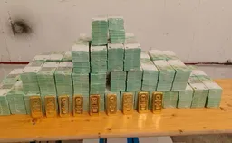 Венгрия показала изъятые у украинских инкассаторов деньги и золото