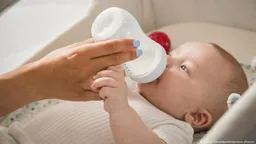 多家乳业巨头召回婴幼儿奶粉 污染源指向中国制造商