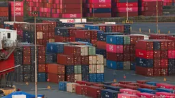 Трамп ввел новую пошлину после решения Верховного суда и уже повысил ее до 15%