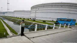 德语媒体：突如其来的双重打击