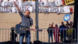 全美爆发“不要国王”运动：数百万民众抗议特朗普“独裁”统治