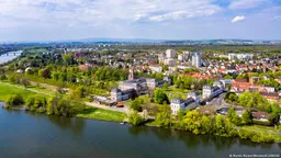 В ФРГ задержали мужчину за арку с надписью «Труд делает свободным» у налоговой