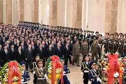 金正恩与劳动党九大新当选成员参谒锦绣山太阳宫