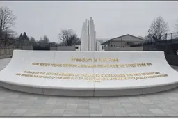 美国务助卿13日前往驻韩美军阵亡者纪念碑敬献花圈