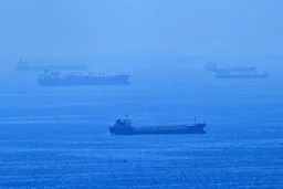 韩国海运公司油轮关闭追踪器后通过霍尔木兹海峡