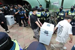 韩警方将两个票箱运出蚕室投票站 示威队已解散