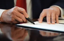 Трамп заморозил средства от продажи венесуэльской нефти 10 января