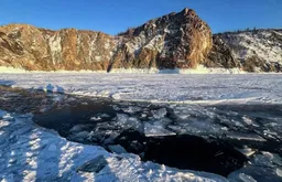На Байкале в провалившемся под лед авто погибли восемь человек, включая туристов из Китая