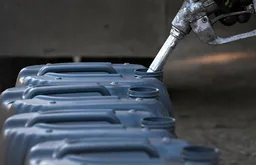 В Петербурге запретили продавать бензин несовершеннолетним