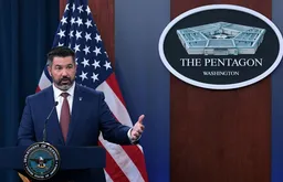 Очередное увольнение в Пентагоне: ушел в отставку министр ВМС Джон Фелан, который должен был строить «золотой флот» Трампа