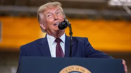 Трамп заявил об обещании Ирана не взимать плату за проход судов через Ормузский пролив