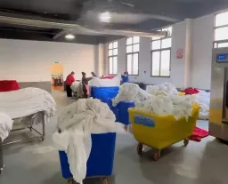 洗涤公司要求每天工作19小时，离职扣1个月工资？