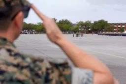 士官新婚妻在军营被ICE抓走：她未满2岁时非法入境