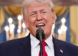 川普宣布"封锁荷莫兹海峡"!下令拦截缴保护费船只