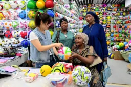 世界和和平平，一起看世界杯做生意比什么都强