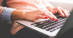 AI冲击 人类写手需求反增 写作副业爆红 37%美国人在做