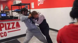 纽约五名青少年寻仇反被痛殴,16岁女生竟是格斗员