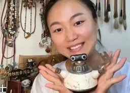 女子巧手變廢鐵為寶　拼出機械人模型