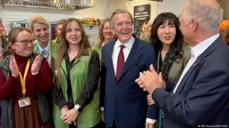 施罗德现身中国论坛　与王毅并肩入场