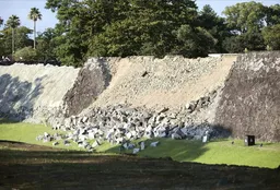 震撼畫面曝光！台人直擊熊本城「石牆崩塌」 強震瞬間掀漫天塵土