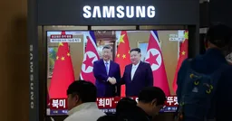 金正恩跨新鸭绿江大桥访问中国  死亡谣传平息