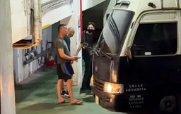 影／控「司法已死」駕計程車衝撞北檢 運將拒交保 羈押上囚車畫面曝