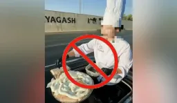 Казахстанка готовила торт, высунувшись из люка движущегося авто (ВИДЕО)