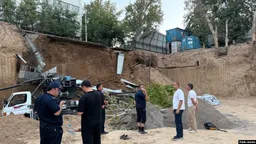 В Ташкенте на стройке возле многоэтажки обрушился край котлована: есть пострадавший