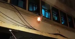 毒茫燒衣喊救命！ 警破門持「電擊槍」壓制送醫
