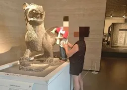 男童站展台觸摸文物石獸　博物館未裝護欄惹質疑