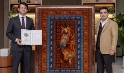 Бизнесмен из Туркменистана подарил ковёр главе дубайского застройщика