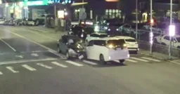 土城Tiguan凌晨逆撞Alphard！警破窗救援 4人受傷