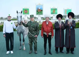 Г.Бердымухамедов открыл конный комплекс и победил на скачках на коне, которого тренировал его внук-сержант