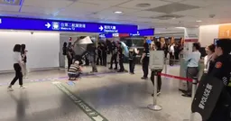 桃機驚悚持刀挾持！男闖國泰員工休息室 警「對峙40分鐘」傷勢曝