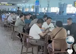 喀什機場大廳設桌椅　免費供乘客玩啤牌