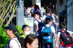 小学新生人数过峰，富余学位能否开放给随迁子女？|教育观察