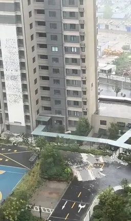 受台风影响，宁波一小区外墙装饰层整片脱落