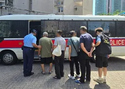 景林邨掃街頭賭檔　拘捕11名老翁