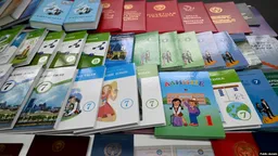 В Кыргызстане власти обещают проверить продажу учебников на рынках при их нехватке в школах